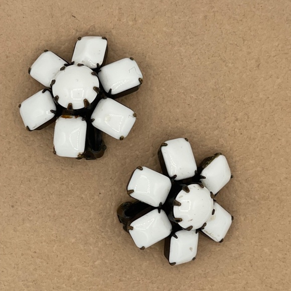 Vintage Weiss Earrings White Milk Glass Clip On Signed - Picture 2 of 6